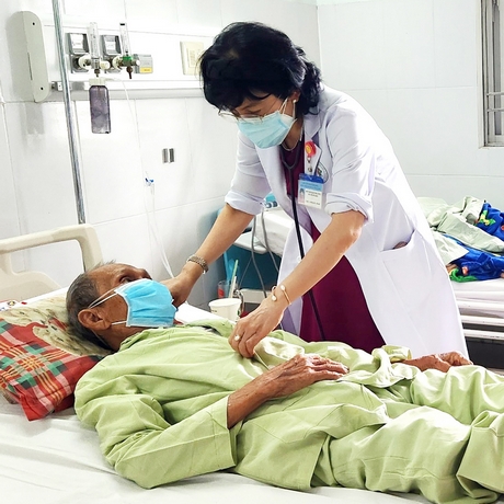 BS.CK2 Huỳnh Kim Phương thăm khám cho bệnh nhân bị nhồi máu cơ tim.