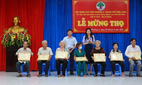 Lễ mừng thọ do Hội NCT Phường 4 (TP Vĩnh Long) tổ chức.