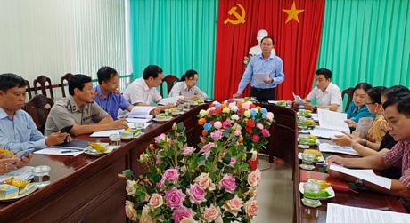 Đoàn giám sát làm việc với Phòng Nông nghiệp- PTNT huyện Long Hồ.