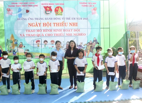 Bà Hồ Thị Út Em trao 20 phần quà hỗ trợ các em học sinh vượt khó học giỏi.