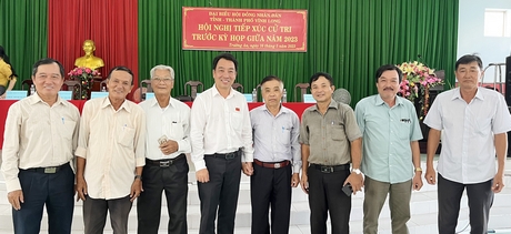 Ông Lữ Quang Ngời- Chủ tịch UBND tỉnh trao đổi với cử tri TP Vĩnh Long.