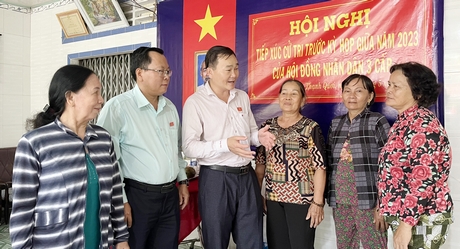 Ông Nguyễn Minh Dũng- Phó Chủ tịch Thường trực HĐND tỉnh trao đổi với cử tri huyện Long Hồ.