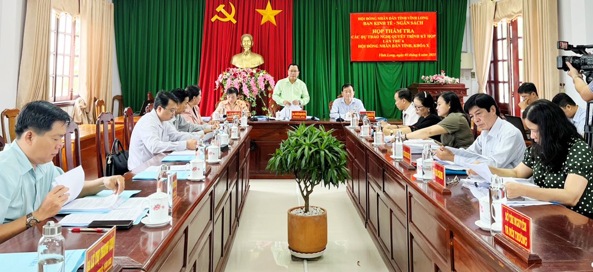 Ông Nguyễn Mạnh Hùng- Trưởng Ban Kinh tế ngân sách- HĐND tỉnh chủ trì cuộc họp.