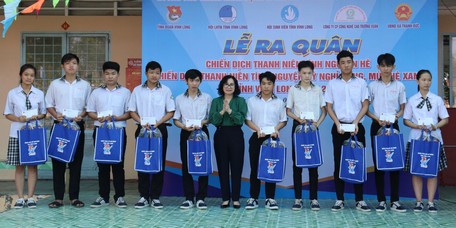 Bà Nguyễn Thị Minh Hạnh- Trưởng Ban Dân vận Tỉnh ủy, trao quà hỗ trợ các em học sinh.   