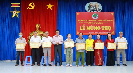 Ông Nguyễn Văn Nhỏ- Chủ tịch Hội Người cao tuổi tỉnh trao giấy chứng nhận mừng thọ người cao tuổi.