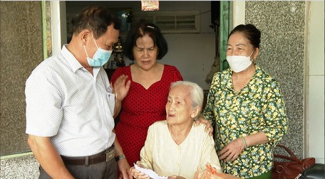 Chăm sóc sức khỏe người cao tuổi tại TP Vĩnh Long.