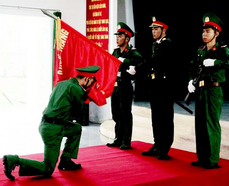 Chiến sĩ mới tuyên thệ trước Quân kỳ.