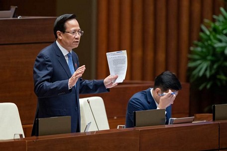  Bộ trưởng Đào Ngọc Dung trả lời chất vấn của Đại biểu Quốc hội