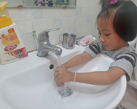 Để phòng ngừa bệnh tay chân miệng, cần cho trẻ vệ sinh sạch sẽ, rửa tay bằng xà phòng thường xuyên.