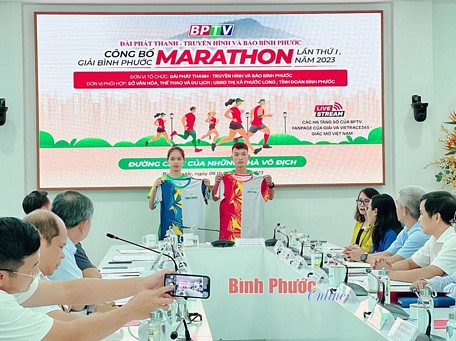 Ban tổ chức “trình làng” mẫu áo thi đấu được thiết kế cho các vận động viên và áo finisher cự ly 21km, 42km