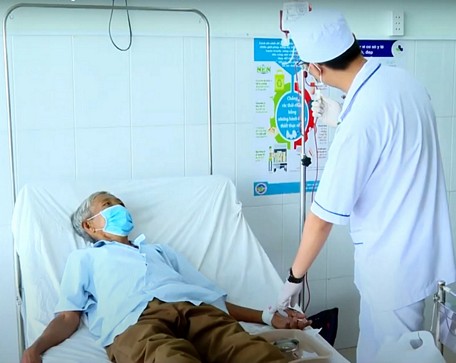 Bệnh nhân Nguyễn Văn Căng phải chờ đợi gần 2 tuần mới được truyền máu để điều trị bệnh thiếu máu mãn tính