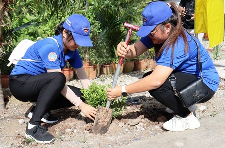 Nhiều phần việc tham gia bảo vệ môi trường, xây dựng cảnh quan đã được tuổi trẻ thực hiện. Trong ảnh: Đoàn viên, thanh niên tham gia trồng cây xanh.