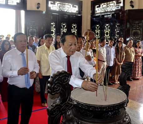  Đồng chí Nguyễn Thành Thế- Phó Bí thư Thường trực Tỉnh ủy dâng hương tưởng nhớ Chủ tịch HĐBT Phạm Hùng.