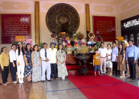 Gia đình Chủ tịch HĐBT Phạm Hùng, người dân gần xa đến thắp hương tưởng nhớ người con ưu tú của quê hương Vĩnh Long. 