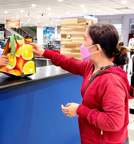 Người tiêu dùng mang theo túi khi đi siêu thị nhằm hạn chế sử dụng túi nilon.