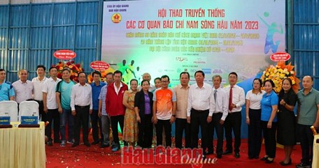 Quý lãnh đạo, Quý đại biểu, doanh nghiệp, nhà tài trợ chụp hình lưu niệm.