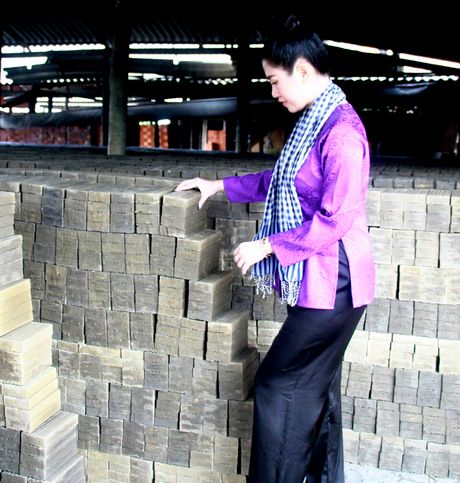 Đại sứ du lịch Vĩnh Long Emily Hồng Nhung khảo sát tại làng nghề gạch ngói Mang Thít.