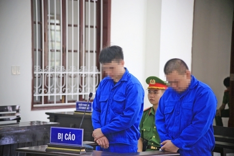 2 bị cáo nghe HĐXX tuyên án.