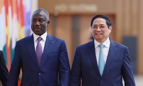 Thủ tướng Phạm Minh Chính và Chủ tịch Quốc hội Bờ Biển Ngà Adama Bictogo. Ảnh: TTXVN