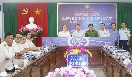 Các thành viên Hội đồng giám sát Chương trình “Hóa đơn may mắn” quay số.