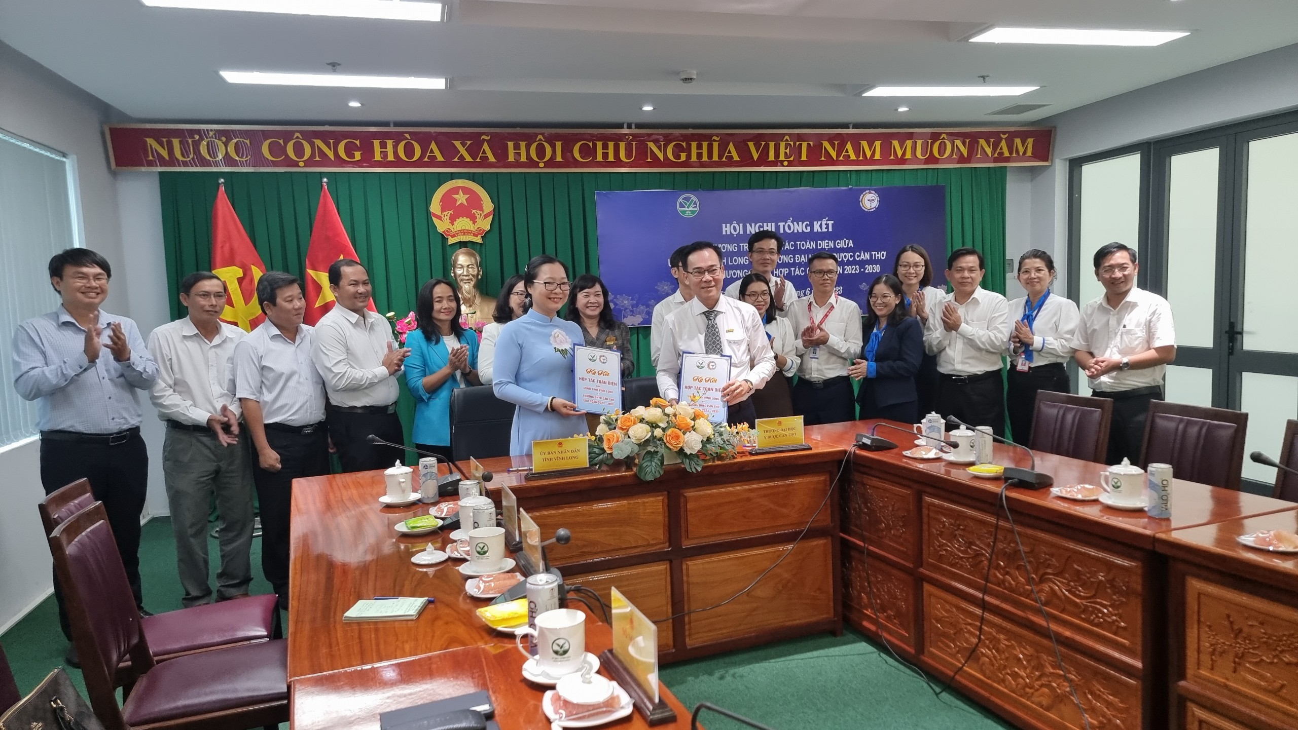 Lễ ký kết hợp tác đào tạo giữa UBND tỉnh Vĩnh Long với Trường ĐH Y Dược Cần Thơ.