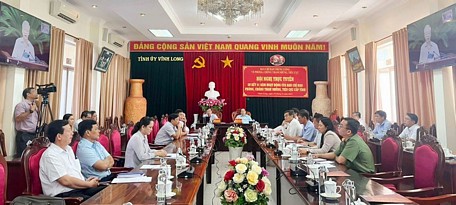 Đồng chí Nguyễn Thành Thế- Phó Bí thư Thường trực Tỉnh ủy tham dự hội nghị tại điểm cầu Vĩnh Long.