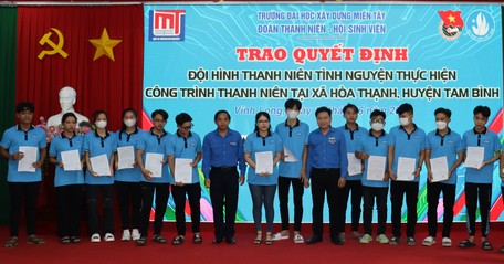 Thành lập đội hình thanh niên tình nguyện tham gia chiến dịch tại địa phương.