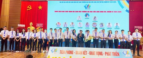 Tặng hoa chúc mừng BCH Hội Sinh viên Việt Nam Trường ĐH Cửu Long nhiệm kỳ 2023-2025.