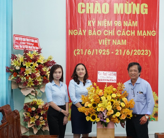 VietinBank Vĩnh Long chúc mừng Báo Vĩnh Long