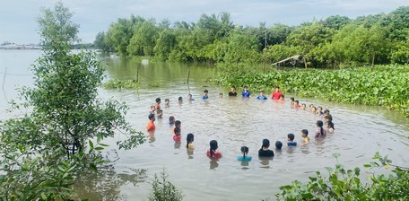 Lớp dạy bơi cho trẻ em ở xã An Bình (Long Hồ).