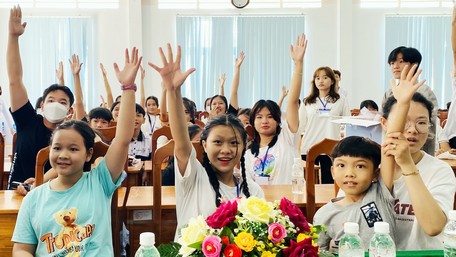 Các trẻ hào hứng tham gia trò chơi và trả lời các câu hỏi kiến thức về ATGT, an toàn trong môi trường nước.