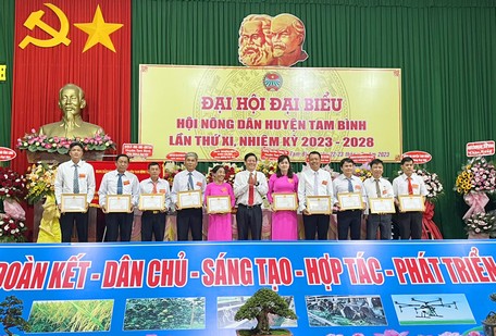 Ông Phan Văn Đàng- Phó Bí thư Huyện ủy, Chủ tịch HĐND huyện trao giấy khen cho các cá nhân xuất sắc.