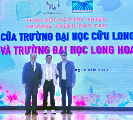 Từ trái sang phải: Ông Ko Hhuang Chung- Hiệu trưởng Trường ĐH Long Hoa; TS. Trịnh Hồng Lanh- Trưởng Khoa Mỹ thuật công nghiệp, Trường ĐH Cửu Long (giữa); ông Lin Chun-Huang- Chủ tịch Liên minh Doanh nghiệp, Trường Quốc tế Đài Loan.