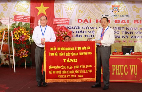 Phó Bí thư Thường trực Tỉnh ủy- Nguyễn Thành Thế trao tặng  bức trướng cho Ủy ban Đoàn kết Công giáo Việt Nam tỉnh.