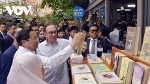 Thủ tướng Việt Nam và Malaysia thăm phố sách, thưởng thức cafe tại Hà Nội