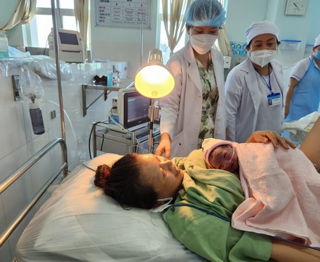 Sản phụ Trương Thị Thúy Kiều (23 tuổi, Vũng Liêm) hạnh phúc đón con gái chào đời bằng phương pháp gây tê ngoài màng cứng để giảm đau, vào trưa 30/6.