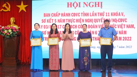 Bà Nguyễn Thị Mỹ Dung- Chủ tịch Công đoàn Viên chức tỉnh, trao giấy khen cho các tập thể có thành tích tiêu biểu trong thực hiện tốt cuộc vận động giai đoạn 2017-2022.