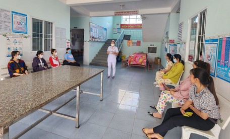 Cán bộ Trạm Y tế xã Long An (Long Hồ) tư vấn phòng, chống bệnh tan máu bẩm sinh cho người dân.
