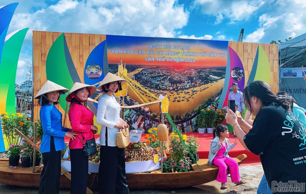 Du khách tại Ngày hội Du lịch Văn hóa chợ nổi Cái Răng năm 2023.