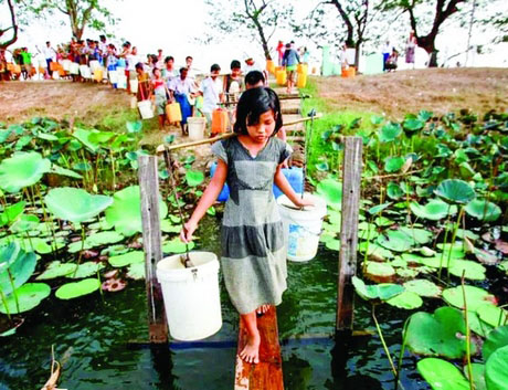 Người dân xếp hàng lấy nước tại hồ Yazarthingyan, gần Yangon, Myanmar.