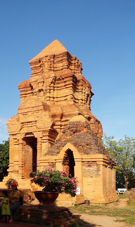 Tháp Chàm Poshanư độc đáo, mang phong cách nghệ thuật cổ của Chămpa.