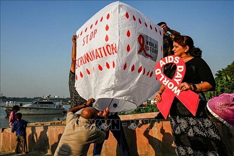 Hoạt động hưởng ứng ngày Thế giới phòng, chống bệnh AIDS ở Kolkata, Ấn Độ, ngày 30/12/2022. Ảnh: AFP/TTXVN