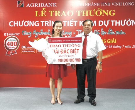 Ông Nguyễn Văn Trung- Giám đốc Agribank Vĩnh Long, trao giải đặc biệt cho khách hàng may mắn.