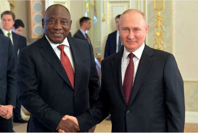 Tổng thống Nam Phi Cyril Ramaphosa (trái) và Tổng thống Nga Vladimir Putin. Ảnh: Reuters