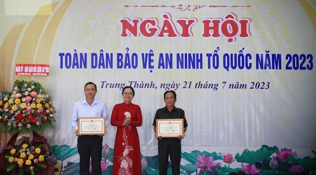 Phó Chủ tịch UBND tỉnh Nguyễn Thị Quyên Thanh tặng bằng khen của UBND tỉnh cho tập thể và cá nhân có thành tích xuất sắc trong phong trào Toàn dân bảo vệ an ninh Tổ quốc.
