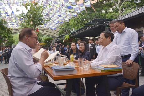 Hai Thủ tướng cùng Phu nhân dừng chân tại một quán cafe trên Phố Sách để thưởng thức cafe Arabica và Robusta của Việt Nam.