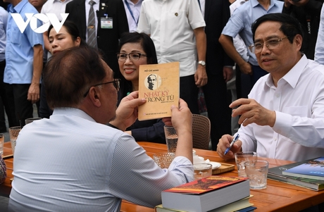 Thủ tướng Phạm Minh Chính tặng Thủ tướng Malaysia Anwar Ibrahim cuốn 