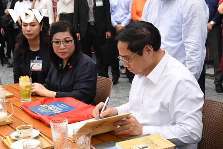 Khi tặng sách, Thủ tướng Phạm Minh Chính đều có những dòng lưu bút và ký tặng.