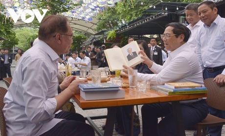Thủ tướng Phạm Minh Chính tặng Thủ tướng Malaysia Anwar Ibrahim cuốn sách “Một số vấn đề lý luận và thực tiễn về Chủ nghĩa Xã hội và con đường đi lên Chủ nghĩa Xã hội ở Việt Nam