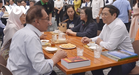 Thủ tướng Malaysia Anwar Ibrahim bày tỏ ấn tượng với hương vị cafe và văn hóa đọc sách của Việt Nam. Ông nhận định, hiện nay Việt Nam đang là một trong những nước xuất khẩu cafe hàng đầu trên thế giới. 